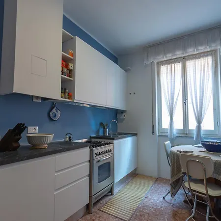 Elegant With Balcony Apartman